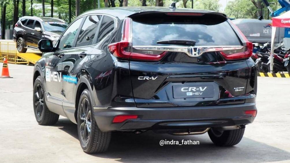 Ngoài hệ truyền động tiết kiệm xăng, mốt số điểm đặc biệt trên Honda CR-V e:HEV 2022 có thể kể đến như thiết kế cản trước, cản sau, ống xả