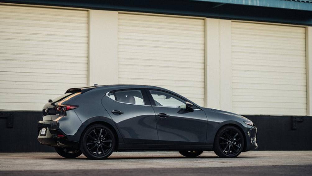 Mazda cũng giới thiệu phiên bản Mazda3 2.5 S Carbon Edition với màu sơn xám Polymetal Gray độc quyền, đi kèm ốp gương ngoại thất đen bóng và bộ mâm 18 inch