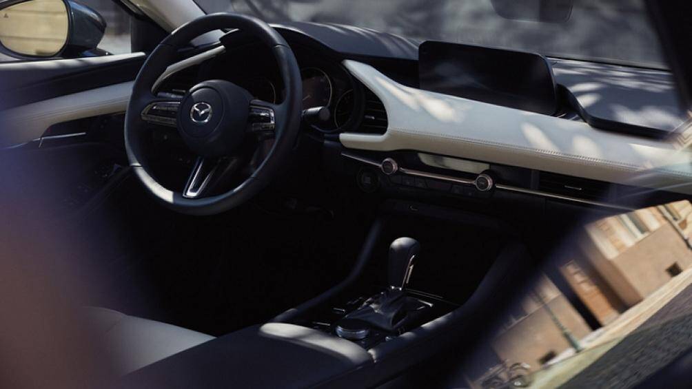 Trong khi đó, Mazda3 2.5 S Premium 2023 được trang bị tiêu chuẩn hộp số tự động 6 cấp cùng với hệ dẫn động 4 bánh toàn thời gian