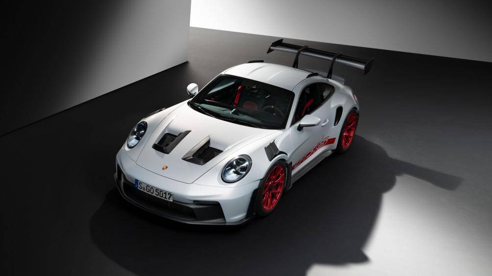 So với thế hệ tiền nhiệm, mẫu xe 911 GT3 RS thế hệ mới sở hữu thiết kế có phần góc cạnh và ấn tượng hơn