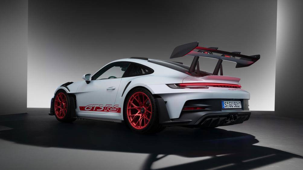 Porsche cho biết RS có thể tạo ra tổng lực 409 kg ở vận tốc 200 km/h, gấp đôi so với phiên bản tiền nhiệm