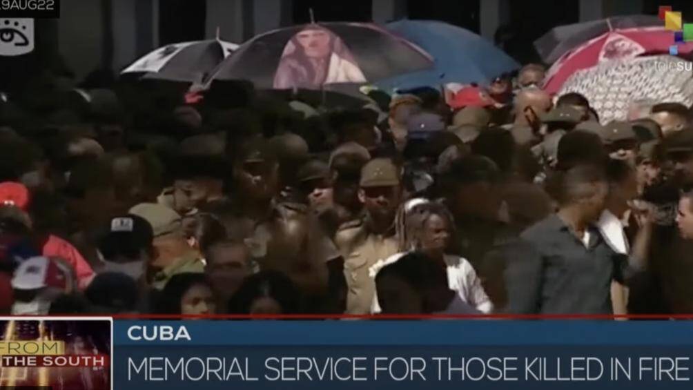 Ngay từ s&aacute;ng sớm, d&ugrave; thời tiết nắng n&oacute;ng gay gắt nhưng h&agrave;ng ngh&igrave;n người đ&atilde; xuống đường, tập trung về Bảo t&agrave;ng L&iacute;nh cứu hỏa Enrique Estrada Barracks tại quảng trường ch&iacute;nh của th&agrave;nh phố để tưởng niệm những người l&iacute;nh anh h&ugrave;ng.