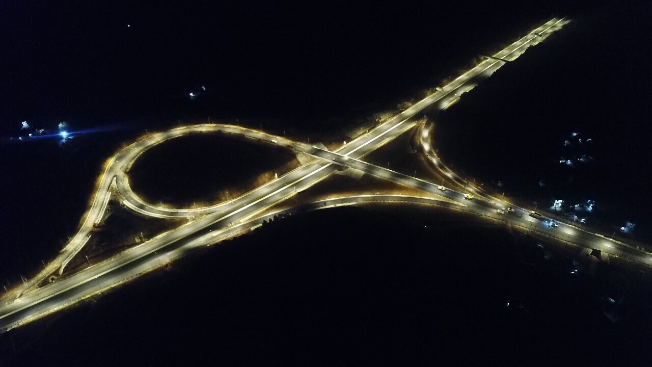 Nút giao Hải Hà ở Km143 trên tuyến cao tốc trông tuyệt đẹp về đêm.