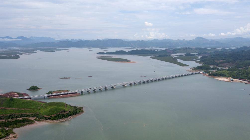 Trong đó, riêng. tuyến cao tốc liên tỉnh Hải Phòng - Quảng Ninh dài nhất Việt Nam với gần 176km, rút ngắn thời gian di chuyển từ Hà Nội đi Móng Cái chỉ còn 3 giờ.
