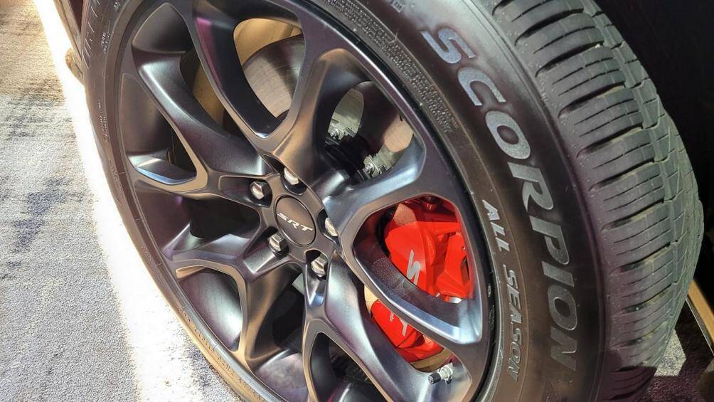 Một số nâng cấp đáng chú ý như phanh Brembo với kẹp phanh 6 pít-tông phía trước và 4 pít-tông phía sau