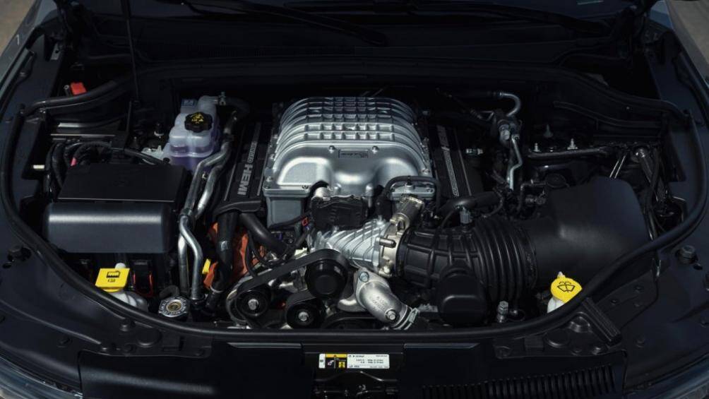 Dodge Durango SRT Hellcat 2023 được trang bị động cơ Hellcat V8 tăng áp 6.2L, sản sinh công suất 710 mã lực và mô-men xoắn 874 Nm