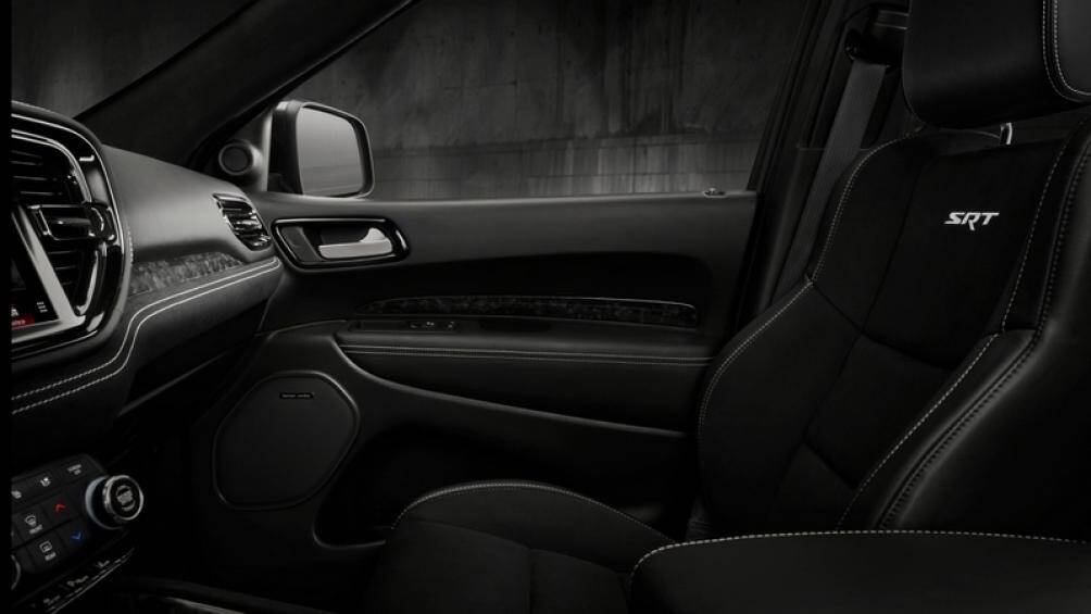 Gói Premium bổ sung dây đai an toàn màu đỏ, bảng điều khiển bọc da, các điểm nhấn nội thất bằng sợi carbon