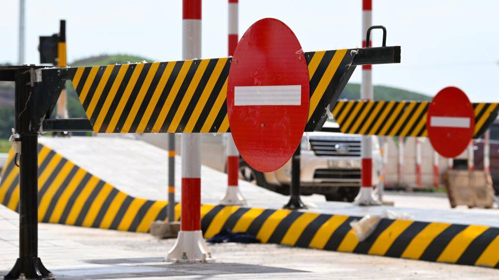 Việc thu phí sử dụng dịch vụ đường bộ đối với đường ô tô cao tốc Tiên Yên - Móng Cái được thực hiện theo phương thức thu phí kín và triển khai thu phí theo hình thức không dừng (ETC). Toàn bộ các trang thiết bị, camera giám sát... đã được lắp đặt hoàn thiện để sẵn sàng đưa vào khai thác.