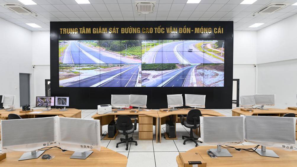 Tại nhà điều hành Tiên Yên, hệ thống giao thông thông minh ITS được trang bị hiện đại với 66 camera CCTV giám sát trên toàn bộ 63km của tuyến, ghi hình liên tục 24/24h trong mọi điều khiển thời tiết.
