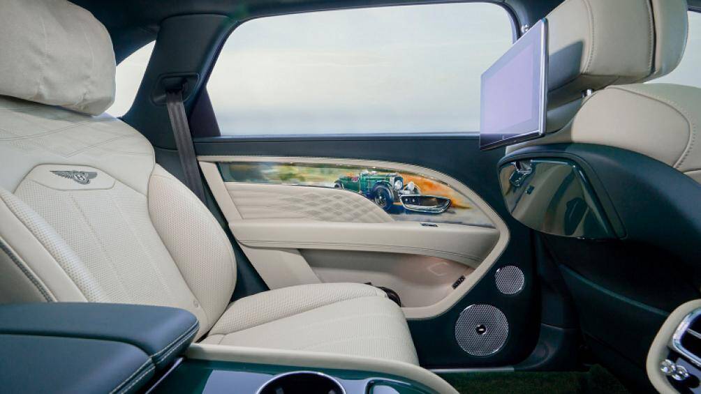 Hai tấm còn lại nằm trên bảng điều khiển được thiết kế với các đường màu nối liền với các bức tranh ở hai bên cửa xe