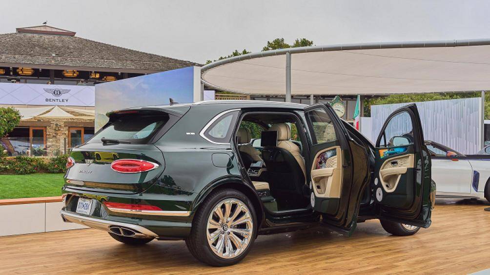 Về ngoại thất, mẫu crossover này có màu sơn Cumbrian Green, các điểm nhấn mạ chrome sáng và trang bị bộ mâm bóng 22 inch