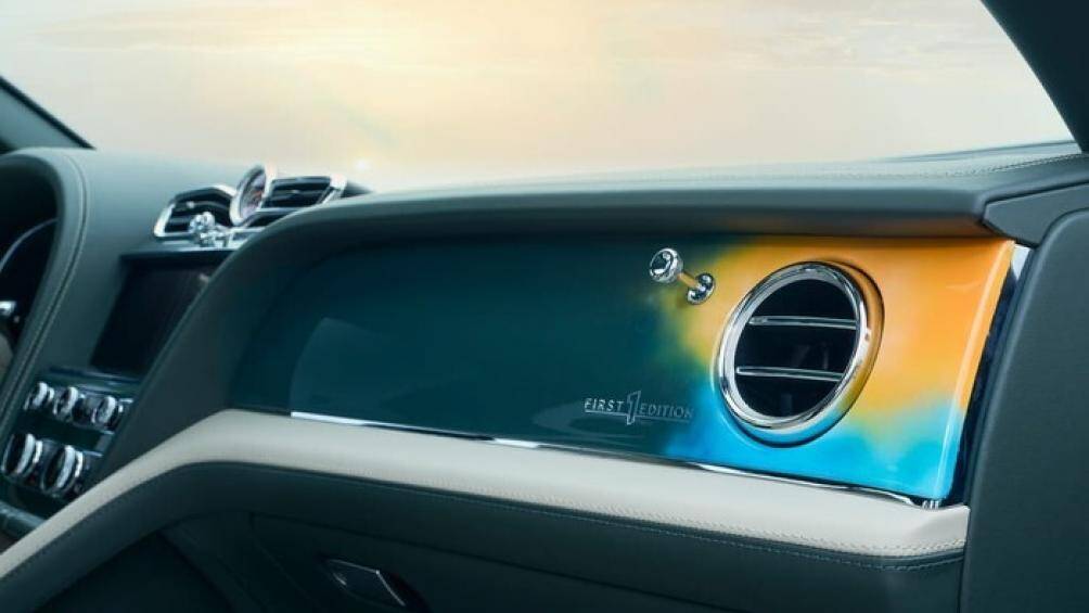 Khoang nội thất của Bentayga EWB Mulliner còn được bọc da màu xanh lá cây Portland và Cumbrian với các đường chỉ khâu tương phản