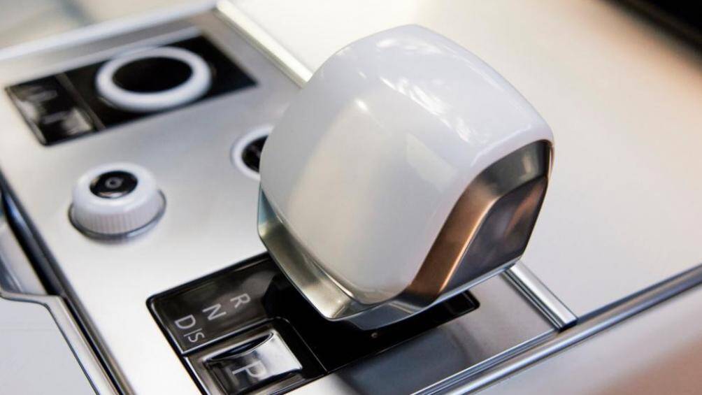 SV Carmel Edition còn được trang bị các nút điều khiển bằng gốm màu trắng Gloss White, bệ cửa và hàng ghế sau có logo Carmel Edition