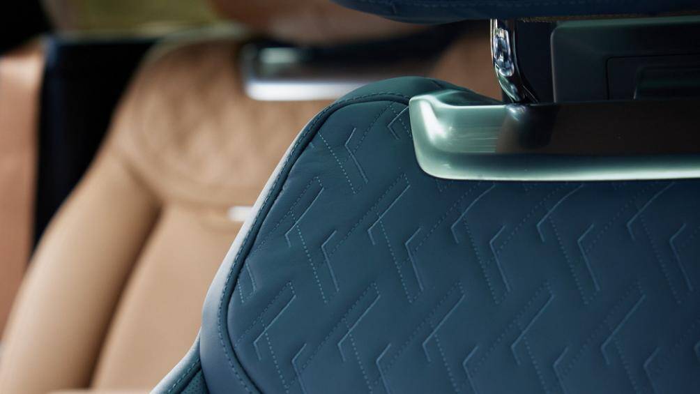 Nội thất sở hữu hàng ghế trước được bọc da màu xanh Liberty, trong khi hàng ghế sau được bọc da màu nâu Caraway