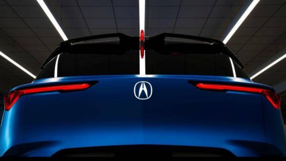 Phần màn hình thông tin giải trí được hãng xe của Nhật Bản làm cong, trong suốt và chỉ phản ứng xúc giác khi được chạm vào