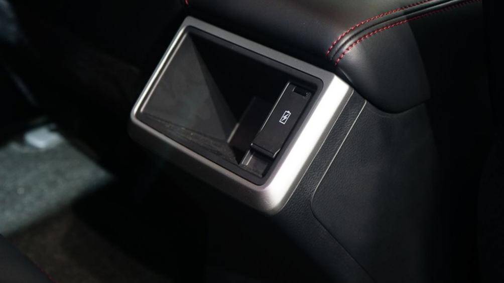 Khối động cơ diesel VG Turbo 4 xi-lanh, tăng áp, dung tích 2.4L như cũ, cho công suất tối đa 181 mã lực và mô-men xoắn cực đại 430 Nm