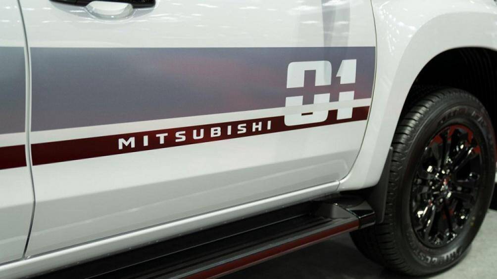 Xe còn được trang bị nhiều chi tiết ngoại thất màu đen bóng như lưới tản nhiệt, bộ vành hợp kim 18 inch