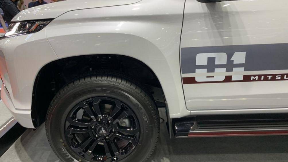 Mẫu xe bán tải này có thêm những dải đề-can trang trí màu đỏ và xám trên nắp ca-pô, sườn xe và cửa thùng sau...