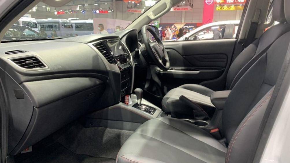 Bên trong là không gian nội thất 5 chỗ ngồi với nhiều thay đổi như ghế, vô lăng, tappi cửa và cụm điều khiển