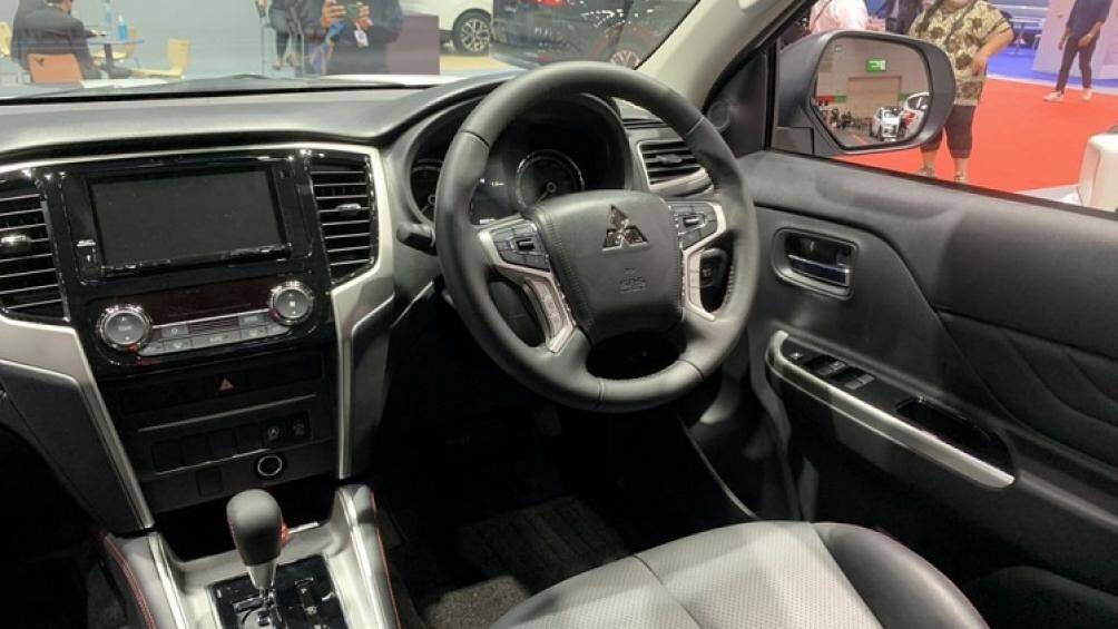 Xe có ghế lái chỉnh điện 8 hướng, bảng đồng hồ có màn hình màu đa thông tin, màn hình thông tin giải trí cảm ứng 7 inch