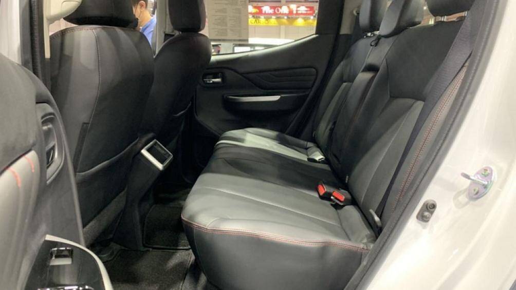 Các trang bị khác như: hệ thống điều hòa tự động, cửa gió điều hòa cho hàng ghế sau, gương chiếu hậu chống chói...