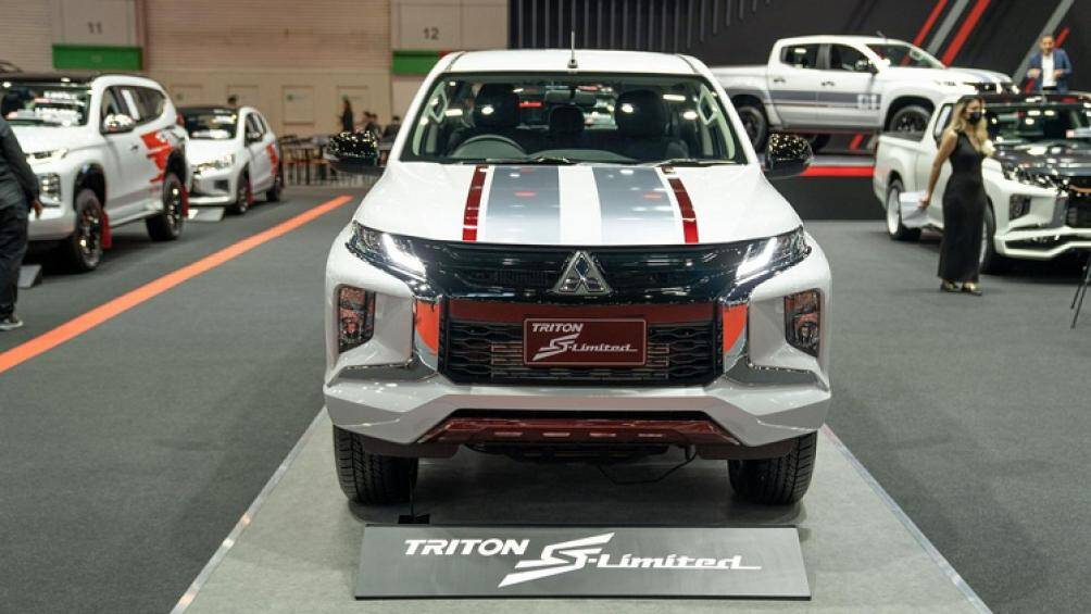 Bản số tự động có giá bán 935.000 Baht (611 triệu đồng). Xe chỉ có 2 màu sơn là đen Jet Mica Black và trắng White Diamond White