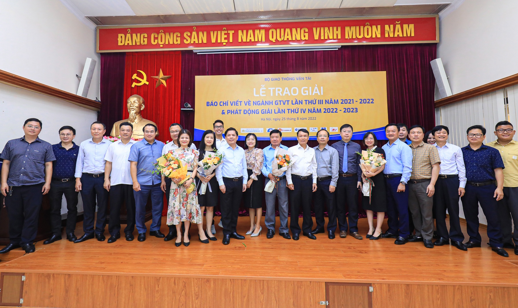 Ban Tổ chức Giải Báo chí viết về ngành GTVT chụp ảnh lưu niệm cùng các tác giả đoạt giải trong lần thứ III tổ chức