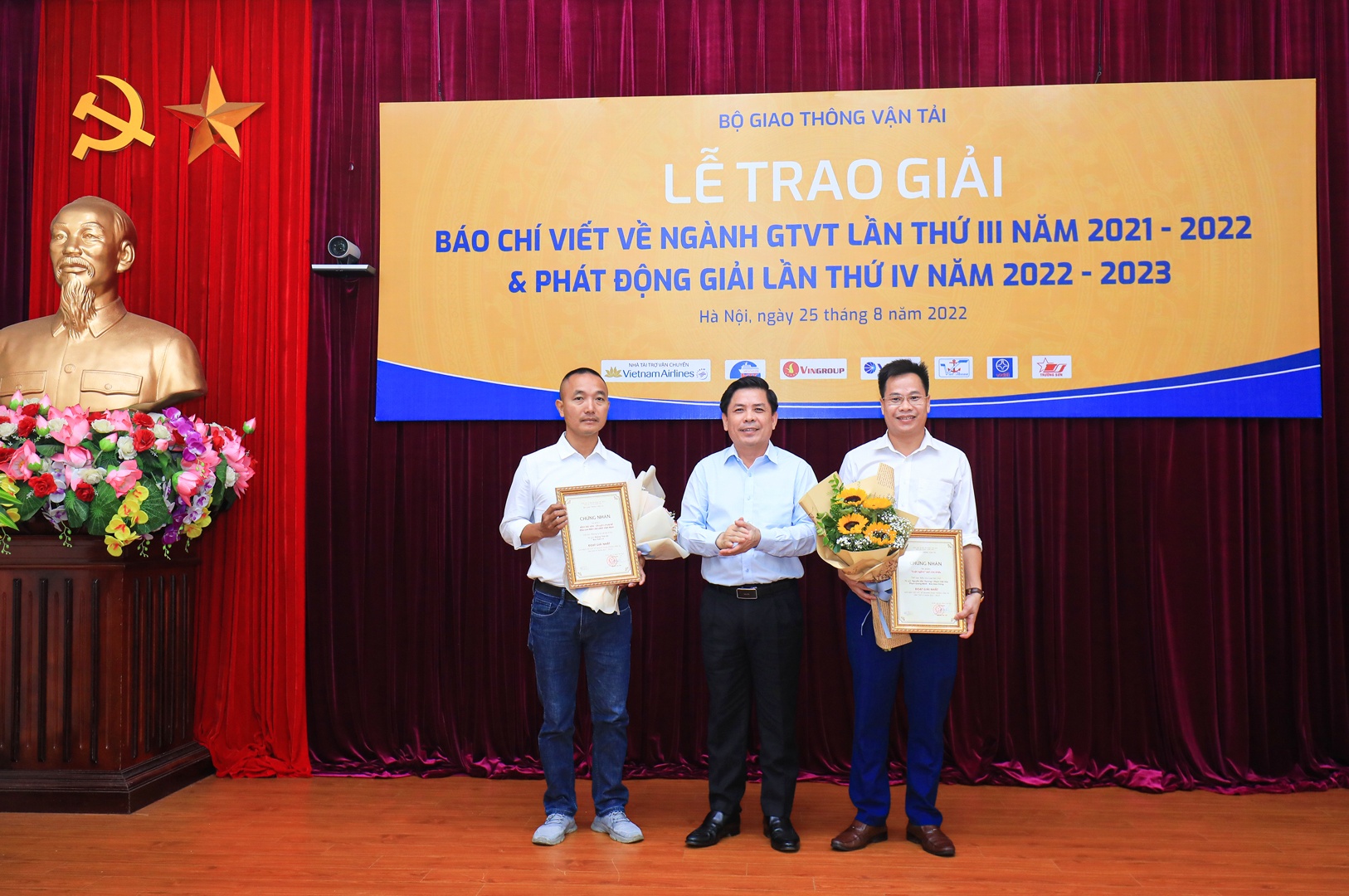 Bộ trưởng Bộ GTVT Nguyễn Văn Thể trao giải Nhất cho nhóm tác giả Báo Giao thông và Báo Tuổi trẻ với 2 loạt bài dài kỳ gồm: “Luật ngầm” nơi cửa khẩu; Thể loại: điều tra (Báo Giao thông) và Hầm Hải Vân - Chuyện chưa kể đào con hầm dài nhất Việt Nam; Thể loại: Phóng sự (Báo Tuổi Trẻ)