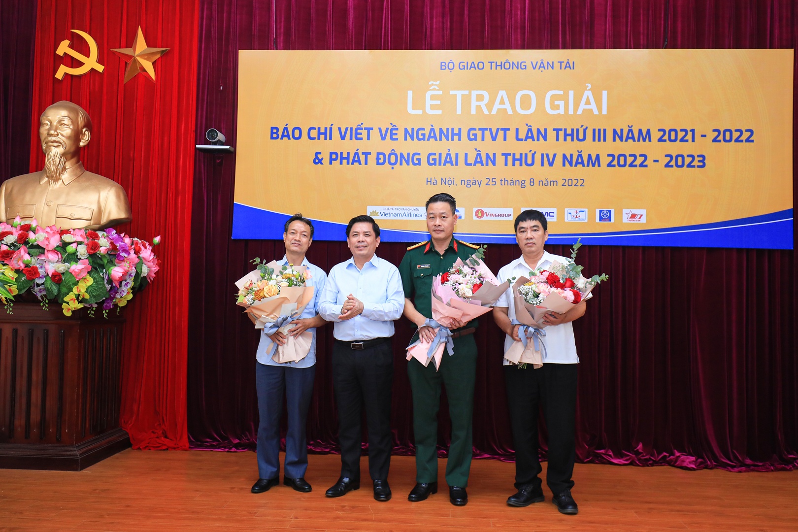 Bộ trưởng Nguyễn Văn Thể tăng hoa tri ân đại diện các nhà tài trợ đồng hành với Giải Báo chí viết về ngành GTVT. Bộ trưởng cũng cho biết, thành công của cuộc thi thể hiện sự quan tâm của các tác giả, nhà báo, cơ quan báo chí đối với sự phát triển của ngành GTVT. Tất cả những bài báo đều phản ánh thực tế, thực trạng phát triển của hạ tầng giao thông, từ đó, đề xuất giải pháp để khắc phục hạn chế, góp phần chung tay cùng Bộ GTVT tạo nên hệ thống giao thông tốt nhất, phục vụ phát triển KT-XH