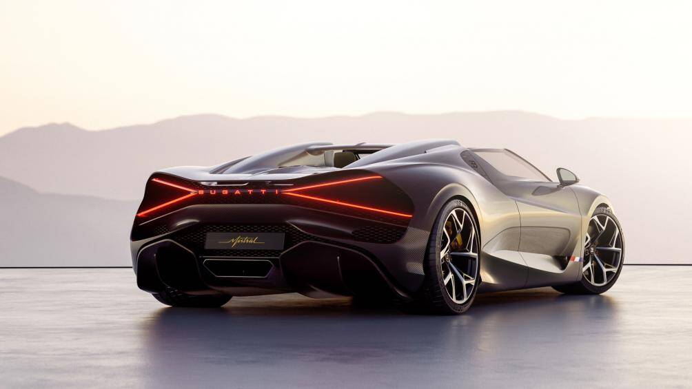 Phần cản sau của Mistral dường như là điểm gây ấn tượng hàng đầu khi có đèn hậu hình chữ X giống như của Bolide