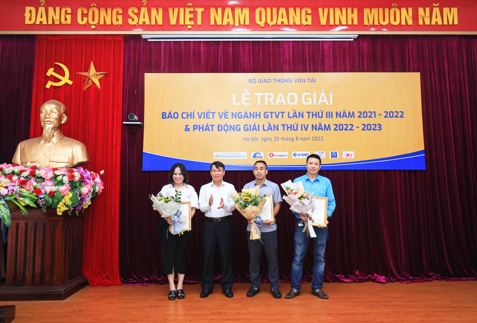 Điểm nhấn đáng chú ý của năm nay là nhiều tác phẩm phóng sự, ghi chép, điều tra được đầu tư công phu về chất lượng nội dung, không chỉ nêu thực trạng mà còn chỉ rõ được những hạn chế, bất cập, yếu kém và đề xuất những giải pháp có tính thuyết phục cao, thông qua những thông tin ghi nhận, điều tra từ chính hơi thở thực tế của các phóng viên, nhà báo. Trong ảnh, ông Nguyễn Đức Lợi, Phó Chủ tịch thường trực Hội Nhà báo Việt Nam trao giải Nhì cho các tác giả, nhóm tác giả