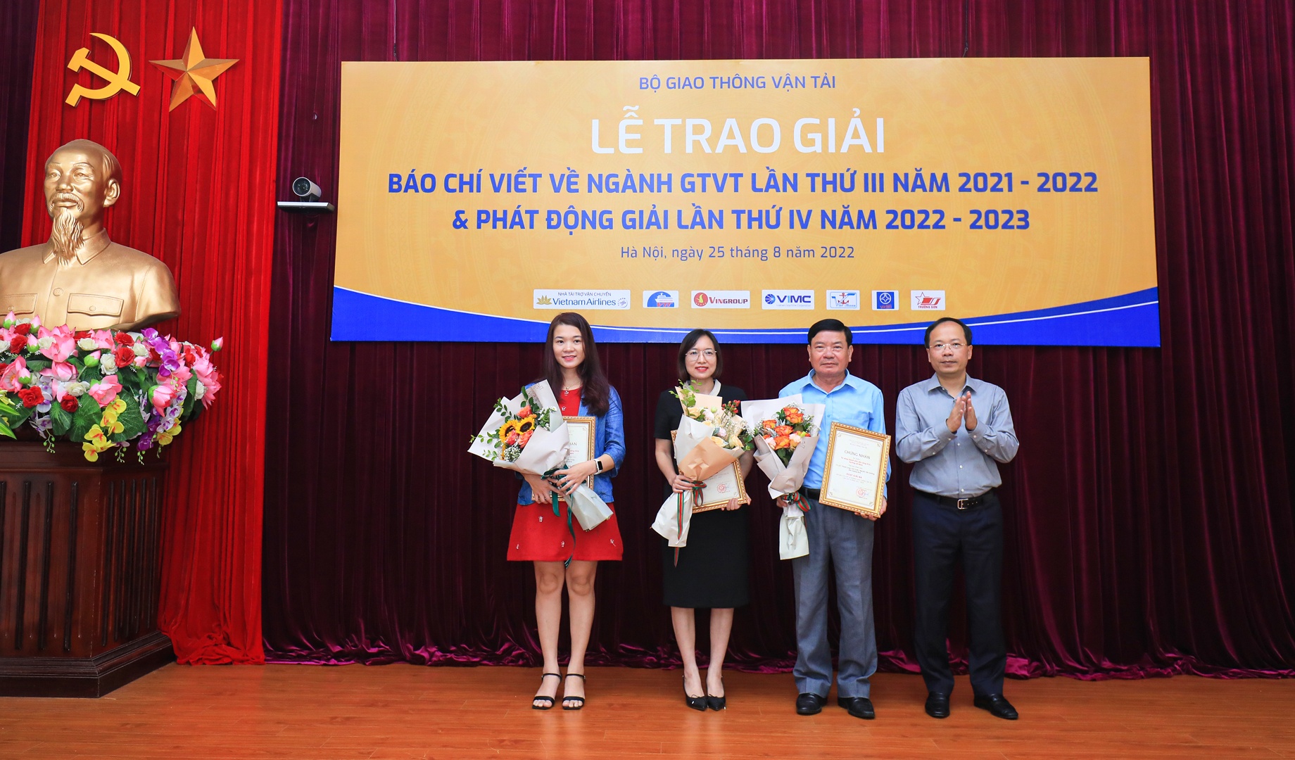 Chủ đề liên quan đến đầu tư kết cấu hạ tầng, kết nối GTVT, nhất là các đề tài về đại công trường cao tốc Bắc – Nam tiếp tục chiếm số lượng tác phẩm lớn trong năm nay và có nhiều tác phẩm được đánh giá cao về chất lượng nội dung. Trong ảnh, Thứ trưởng Bộ GTVT Nguyễn Duy Lâm trao giải Ba cho các tác giả, nhóm tác giả