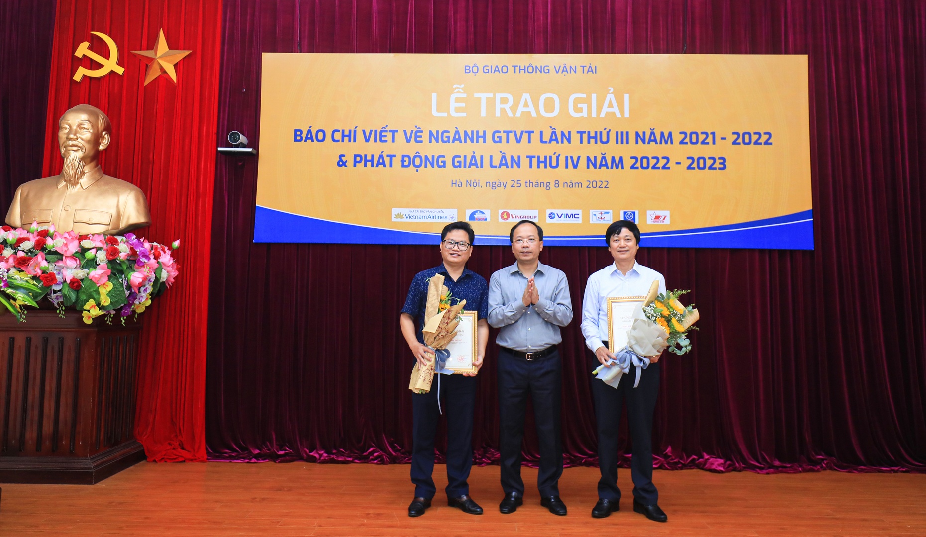 Thứ trưởng Bộ GTVT Nguyễn Duy Lâm trao giải cho các đơn vị đạt Giải Tập thể. 3 đơn vị có tác phẩm dự thi nhiều nhất gồm: Báo Bắc Giang; Thời báo tài chính và Tạp chí GTVT