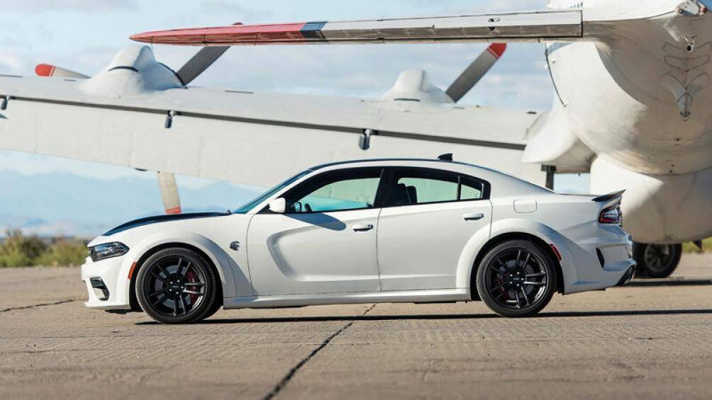 4. Dodge Charger Hellcat Redeye 2022 (vận tốc tối đa: 327 km/h)