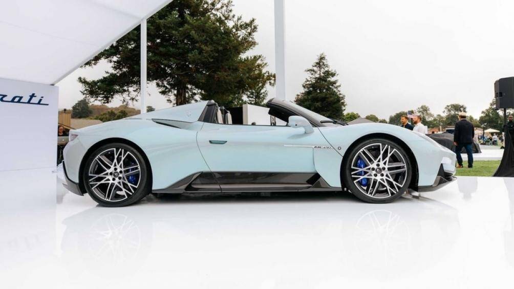 Xe sở hữu nhiều bộ mâm hợp kim 20 inch đen mờ và màu sơn ngoại thất độc quyền được pha giữa 2 tông màu xanh và xám độc đáo