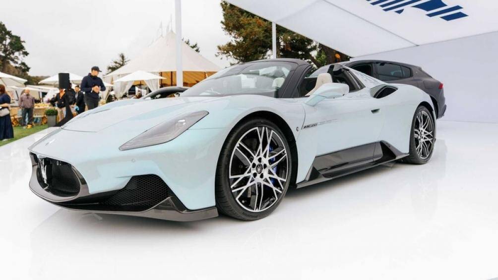 Hơn nữa, tấm kính này còn có khả năng chuyển từ trong sang mờ để đảm bảo không gian riêng tư cho người ngồi trong chỉ bằng một nút bấm