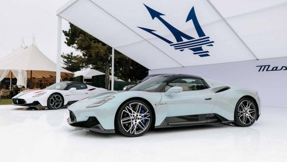 Phiên bản mui trần chỉ nặng hơn khoảng 65 kg so với phiên bản coupe vì sử dụng khung liền khối sợi carbon khác