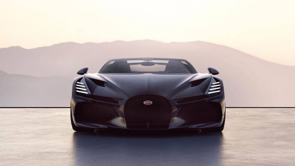 Đầu xe nổi bật với khe hút gió hình móng ngựa to bản và cụm đèn pha với dải LED nằm ngang tương tự La Vouiture Noire