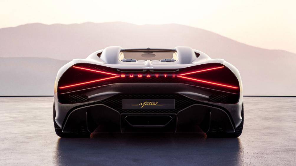 Về thiết kế, Mistral sở hữu diện mạo lấy cảm hứng từ chiếc Type 57 Roadster Grand Raid 1934 nhưng thiết kế không quá cổ điển