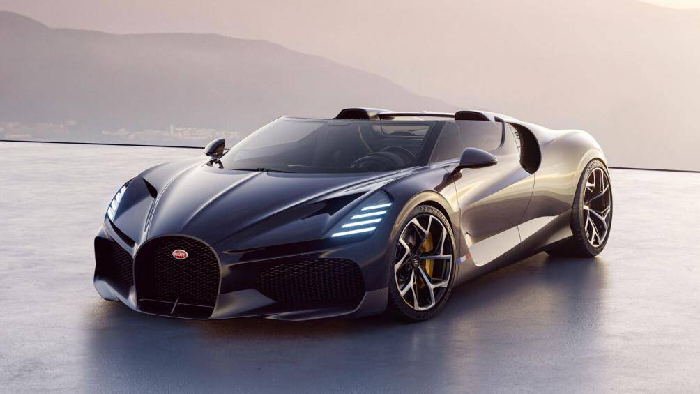 Xe có 2 lựa chọn sơn ngoại thất là vàng hoặc đen, phần kính chắn gió thiết kế có độ cong vừa đủ để bao quanh khoang lái