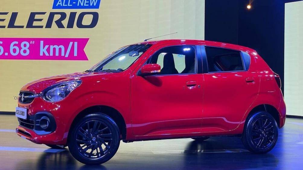 Xe có lưới tản nhiệt hình bầu dục mới, chia đôi bằng nẹp mạ crôm nằm ngang, kéo từ logo đến đèn pha