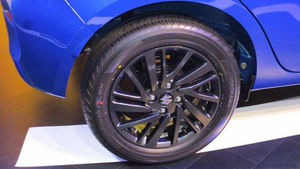 Gương chiếu hậu tích hợp đèn báo rẽ, kính cửa sổ rộng hơn và bộ vành hợp kim mới kích thước 15 inch, sơn màu đen mới