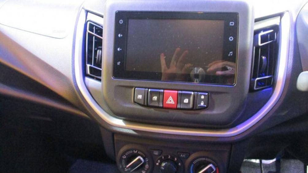 Điểm nhấn của nội thất xe là màn hình cảm ứng trung tâm kích thước 7 inch