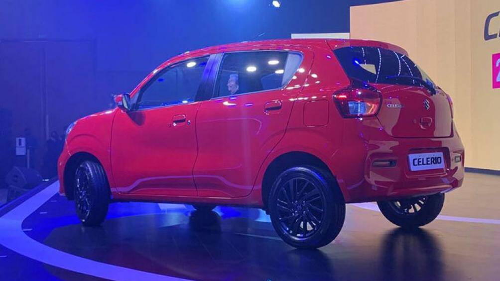 Cản sau đơn giản, tích hợp hai đèn phản quang nằm ngang và cánh gió mui khá nhỏ