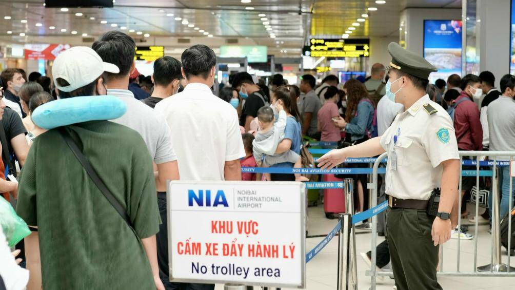 Cảng HKQT Nội Bài tăng cường số lượng nhân viên kiểm soát an ninh hàng không tại tất cả các khu vực, đặc biệt tại các khu vực trọng yếu.