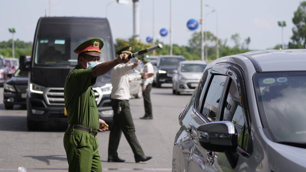Cảng cũng khuyến khích hành khách trải nghiệm các phương tiện vận tải công cộng thay vì sử dụng phương tiện cá nhân đưa đón để giảm áp lực lên sân đỗ ô tô tại Nhà ga hành khách Nội Bài; Hạn chế người thân đưa tiễn để giảm áp lực tại nhà ga, tạo luồng đi lại thông thoáng cho hành khách.