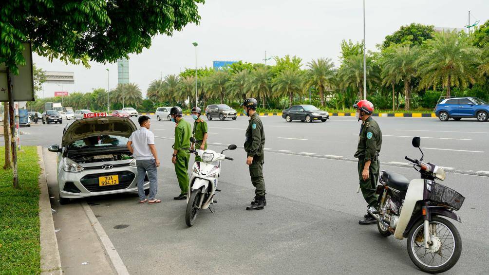 Lực lượng An ninh cơ động phối hợp với SBQT Nội Bài tuần tra, kiểm soát các khu vực trọng điểm, xử lý các phương tiện dừng, đỗ không đúng quy định.