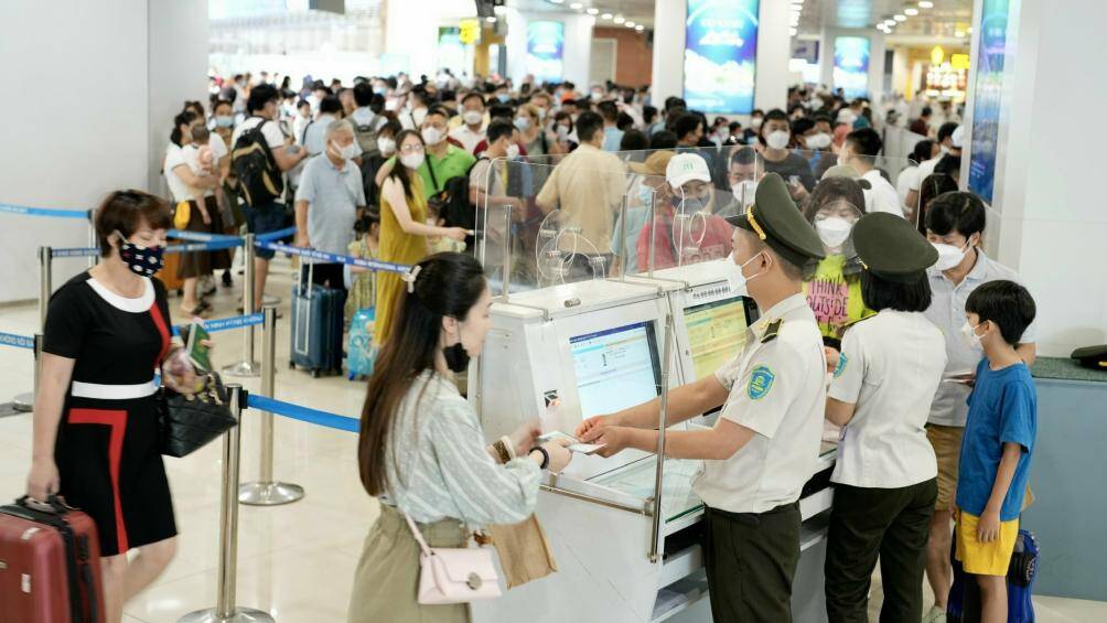 Hành khách được khuyến cáo chuẩn bị đầy đủ giấy tờ tùy thân; Đọc kỹ các quy định của hãng hàng không về các yêu cầu vận chuyển; không mang các vật cấm theo quy định của ngành hàng không; Gắn name tag, viết tên, số điện thoại của mình hoặc các dấu hiệu dễ nhận biết lên hành lý, các thùng xốp, thùng cát-tông để dễ dàng khi nhận lại, đồng thời tránh việc bị khách khác cầm nhầm.