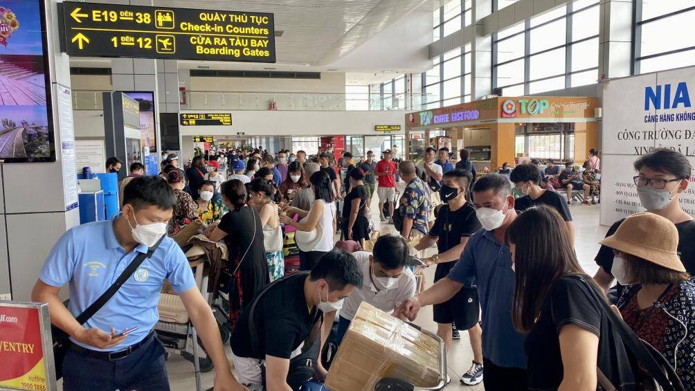 Tin từ Cảng HKQT Nội Bài, dịp Lễ Quốc khánh 2/9/2022 được nghỉ 4 ngày liên tục từ 1/9 đến hết ngày 4/9/2022 và trước khi học sinh bước vào năm học mới hứa hẹn sẽ là một dịp cao điểm của các chuyến bay nội địa. Theo tính toán, sản lượng bay nội địa sẽ tăng so với ngày thưởng khoảng 20%, dự kiến ngày cao nhất đạt mức 80 ngàn lượt khách/ngày, cao hơn cùng kỳ trước dịch Covid-19 (đợt 2/9/2019, sản lượng bay nội địa ngày cao nhất chỉ đạt 50 ngàn lượt khách), tuy nhiên nếu so với đợt cao điểm bùng nổ của dịp hè vừa qua thì mức sản lượng này vẫn còn thấp hơn khoảng 15%.