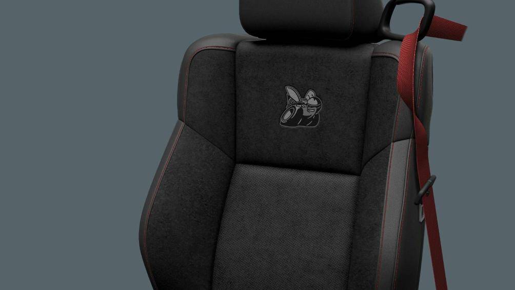 Các bề mặt trong khu vực này được chế tác từ chất liệu da cao cấp Nappa và Alcantara